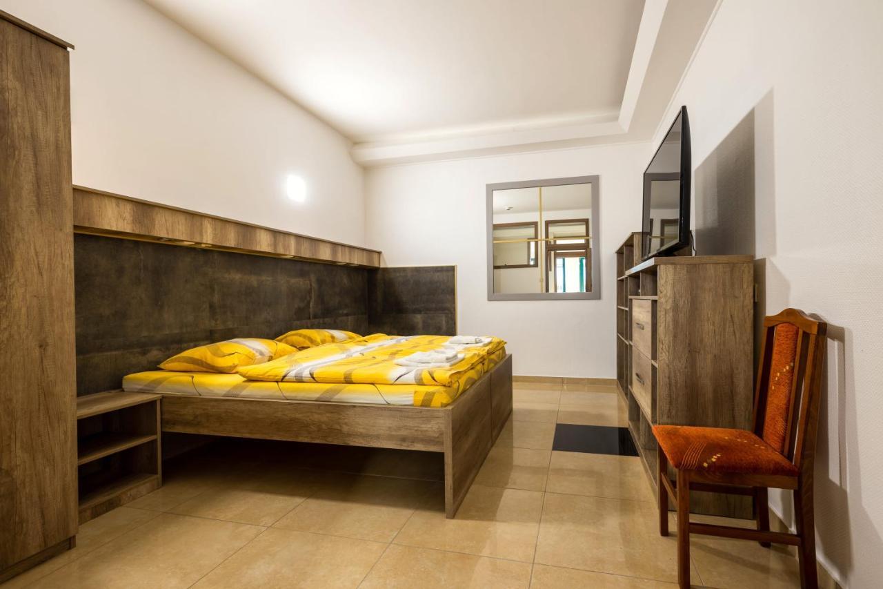 Hotel Napfeny Panzio Es Rendezvenyhaz Kecskemét Exterior foto