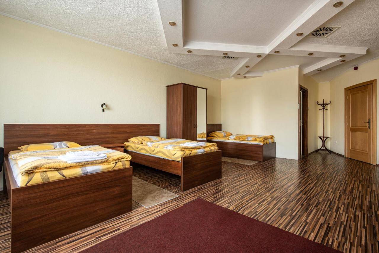 Hotel Napfeny Panzio Es Rendezvenyhaz Kecskemét Exterior foto
